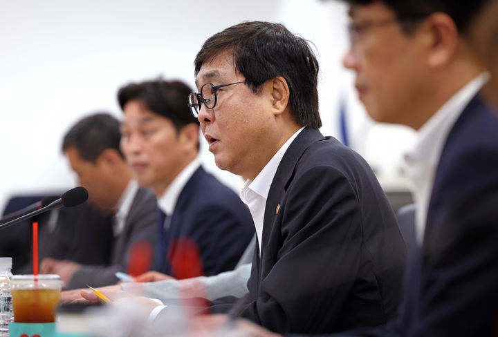 [서울=뉴시스] 최휘영 문화체육관광부 장관이 10일 메가박스중앙(주) 회생절차 관련 긴급간담회에서 발언하고 있다. (사진=문화체육관광부 제공) 2026.07.10. photo@newsis.com *재판매 및 DB 금지