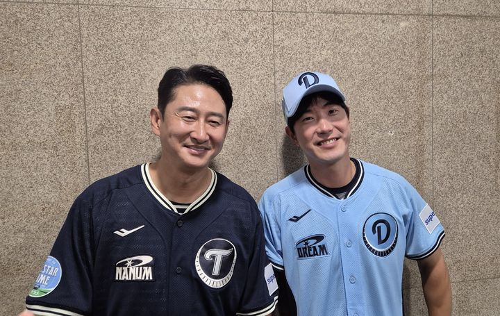 [서울=뉴시스] 문채현 기자 = 박용택(왼쪽)과 김재호가 10일 서울 잠실구장에서 열린 2026 KBO 퓨처스(2군) 올스타전 시구를 마친 뒤 취재진과 인터뷰를 하고 있다. 2026.07.10. dal@newsis.com *재판매 및 DB 금지