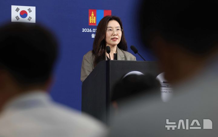 브리핑 하는 강유정 수석대변인