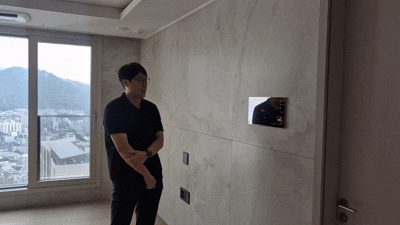 [서울=뉴시스] 이종성 기자 = '디에이치 방배'에서 음성명령만으로 조명, 에어컨, 난방, 환기 등을 제어하는 '보이스 홈'을 시현하는 모습. 2026.07.10. bsg05107@newsis.com *재판매 및 DB 금지