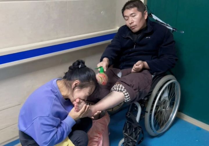 [서울=뉴시스] 중국 여성 쑹메이가 식물인간 상태였던 남편 자오진첸을 간병한 끝에 의식 회복이라는 기적을 이뤄냈다. (사진=더우인 캡처)