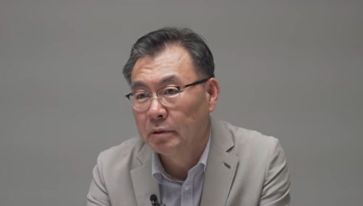 [서울=뉴시스] 김동엽 에스원투자연구소 대표가 최근 증시 급락 국면에서도 삼성전자와 SK하이닉스를 중심으로 한 장기 분할 매수 전략을 강조했다. (사진='김작가 TV' 유튜브 채널 캡처)