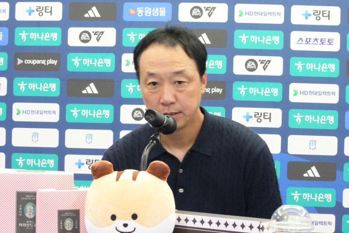 [천안=뉴시스] 최영민 기자=천안시티FC 박진섭 감독이 10일 경기 후 기자회견을 하고 있다. 2026.07.10 ymchoi@newsis.com *재판매 및 DB 금지