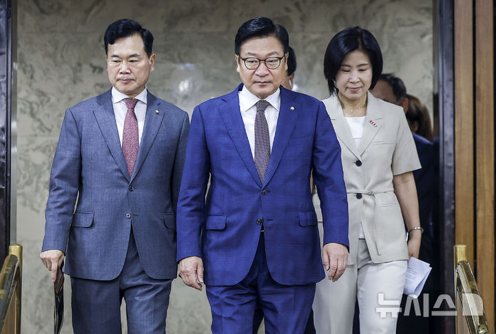 정점식 원내대표, 원내대책회의 참석