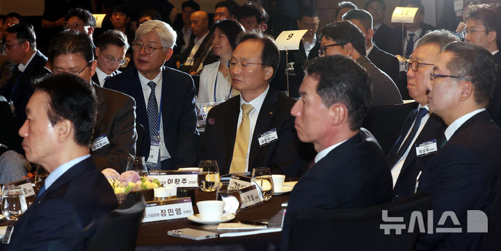 이억원 금융위원장 인사말 경청하는 은행장들