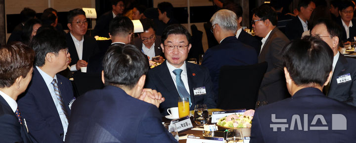 참석자들과 이야기 나누는 이억원 금융위원장