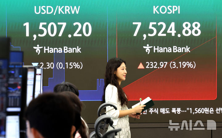 [서울=뉴시스] 김금보 기자 = 10일 오전 서울 중구 하나은행 딜링룸 전광판에 주요 지수가 표시되고 있다. 2026.07.10. kgb@newsis.com