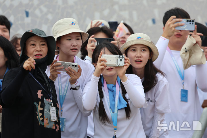 [백령도=뉴시스] 권창회 기자 = 2026 해양문화 대장정에 참가한 대학생들이 10일 인천 옹진군 백령도 점박이물범서식지를 방문해 지질공원 해설사의 설명을 듣고 있다. 해양수산부가 주최하고 한국해양재단이 주관하는 이번 '2026 해양문화대장정'은 대학생들에게 해양문화 탐방 기회를 제공해 해양에 대한 긍정적인 인식을 높이고, 해양문화에 대한 이해와 관심을 도모하기 위해 마련됐다. 8일부터 17일까지 9박10일 일정으로 진행된다. 2026.07.10. kch0523@newsis.com