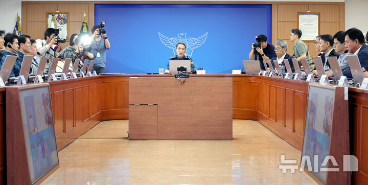 [서울=뉴시스] 박영태 기자 = 유재성 경찰청장 직무대행이 10일 오전 서울 서대문구 경찰청에서 열린 경찰지휘부 화상회의에 참석해 모두발언을 하고 있다. 2026.07.10. since1999@newsis.com
