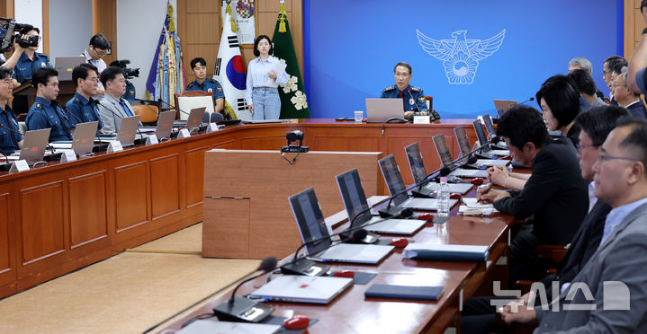 [서울=뉴시스] 박영태 기자 = 유재성 경찰청장 직무대행이 10일 오전 서울 서대문구 경찰청에서 열린 경찰지휘부 화상회의에 참석해 모두발언을 하고 있다. 2026.07.10. since1999@newsis.com