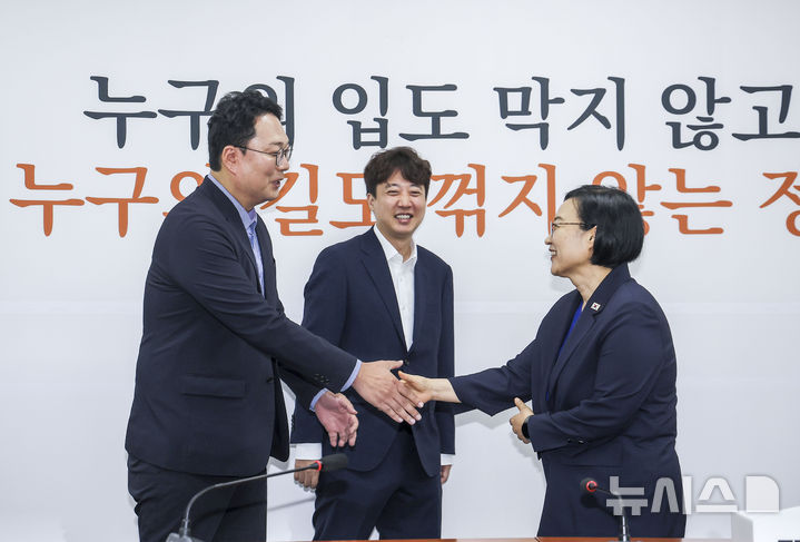 [서울=뉴시스] 정병혁 기자 = 한성숙 국무총리가 10일 서울 여의도 국회에서 개혁신당을 찾아 이준석 당대표, 천하람 원내대표와 인사를 나누고 있다. 2026.07.10. jhope@newsis.com