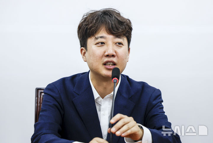 [서울=뉴시스] 정병혁 기자 = 이준석 개혁신당 대표가 10일 서울 여의도 국회에서 한성숙 국무총리를 만나 인사말을 하고 있다. 2026.07.10. jhope@newsis.com