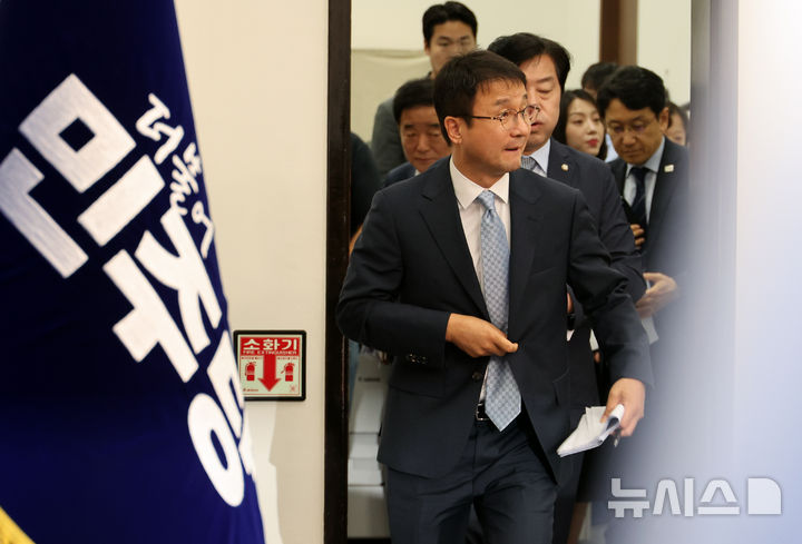 [서울=뉴시스] 최진석 기자 = 한병도 더불어민주당 대표 직무대행 겸 원내대표가 10일 여의도 국회에서 열린 최고위원회의에 입장하고 있다. 2026.07.10. myjs@newsis.com