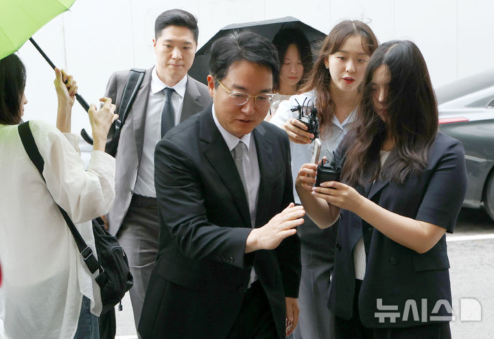 [서울=뉴시스] 전신 기자 = 도이치모터스 주가조작 수사 무마 의혹을 받는 심우정 전 검찰총장이 10일 피의자 조사를 위해 경기 과천 2차 종합특검으로 출석하고 있다.&nbsp; 2026.07.10. photo1006@newsis.com