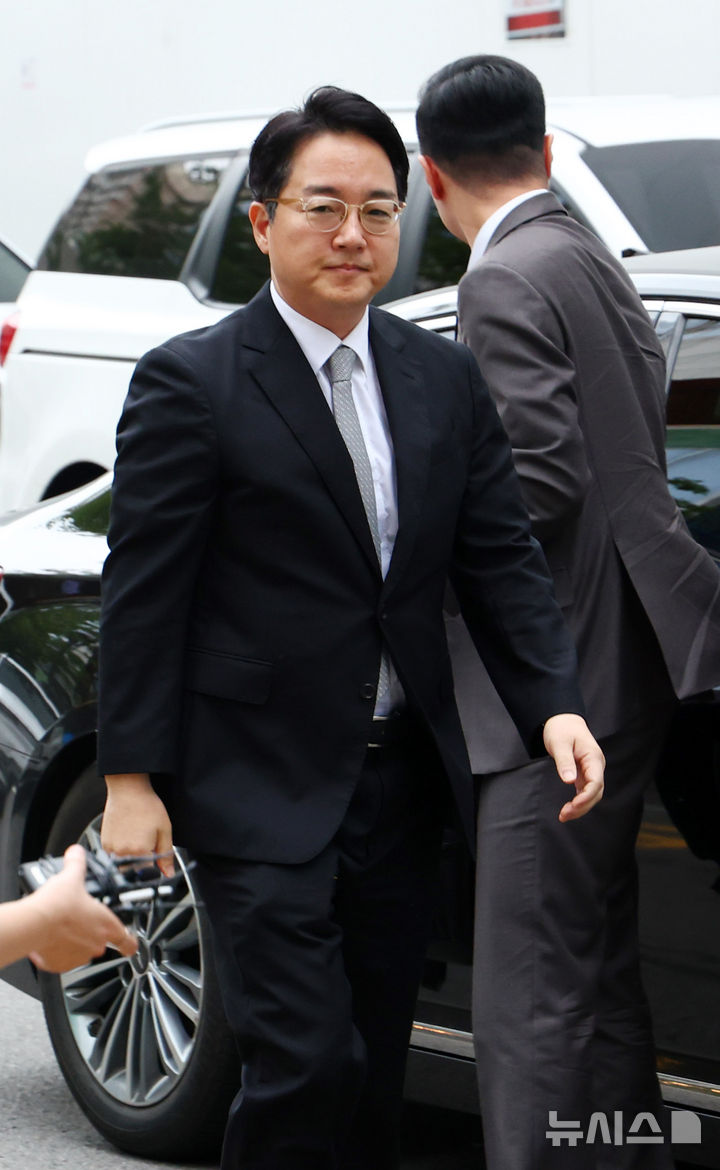 [서울=뉴시스] 전신 기자 = 도이치모터스 주가조작 수사 무마 의혹을 받는 심우정 전 검찰총장이 10일 피의자 조사를 위해 경기 과천 2차 종합특검으로 출석하고 있다.&nbsp; 2026.07.10. photo1006@newsis.com