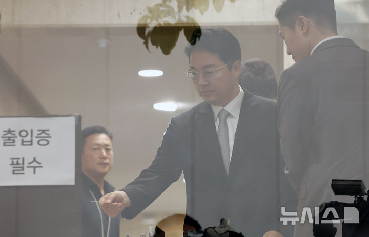 [서울=뉴시스] 전신 기자 = 도이치모터스 주가조작 수사 무마 의혹을 받는 심우정 전 검찰총장이 10일 피의자 조사를 위해 경기 과천 2차 종합특검으로 출석하고 있다.&nbsp; 2026.07.10. photo1006@newsis.com