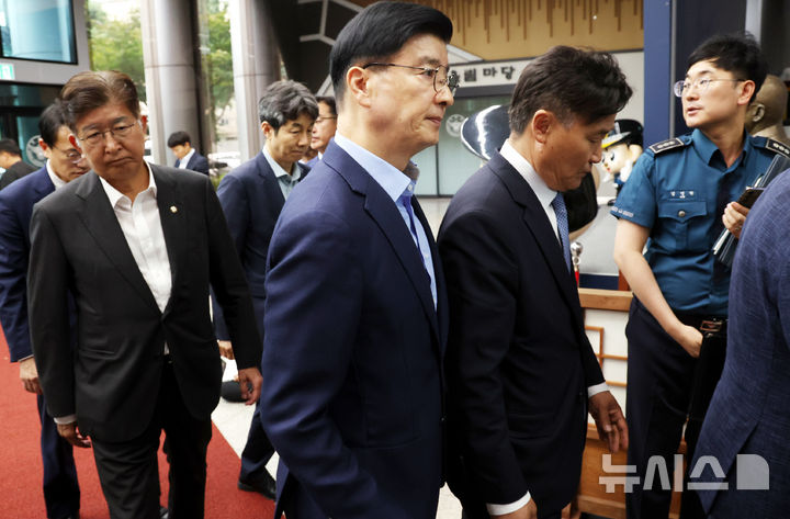 [서울=뉴시스] 박영태 기자 = 장윤기 사건 관련 경찰의 증거인멸 혐의 관련하여 경찰청 철저 수사를 촉구하기 위해 이해식 더불어민주당 행안위원과 위원들이 10일 오전 서울 서대문구 경찰청을 방문하고 있다. 2026.07.10. since1999@newsis.com