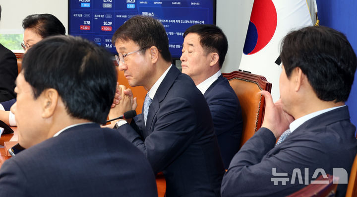 [서울=뉴시스] 최진석 기자 = 한병도 더불어민주당 대표 직무대행 겸 원내대표가 10일 여의도 국회에서 열린 최고위원회의에서 생각에 잠겨 있다. 왼쪽부터 이성윤 최고위원, 한 직무대행, 강득구 최고위원, 황명선 최고위원. 2026.07.10. myjs@newsis.com
