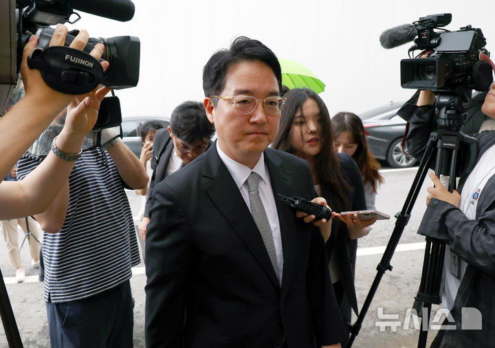 [서울=뉴시스] 전신 기자 = 심우정 전 검찰총장의 내란 가담 의혹을 들여다보는 2차 종합특별검사팀이 심 전 총장에 대한 신병 확보에 나섰다. 사진은 김 전 총장이 지난 10일 피의자 조사를 위해 경기 과천 2차 종합특검으로 출석하는 모습.&nbsp; 2026.07.14. photo1006@newsis.com