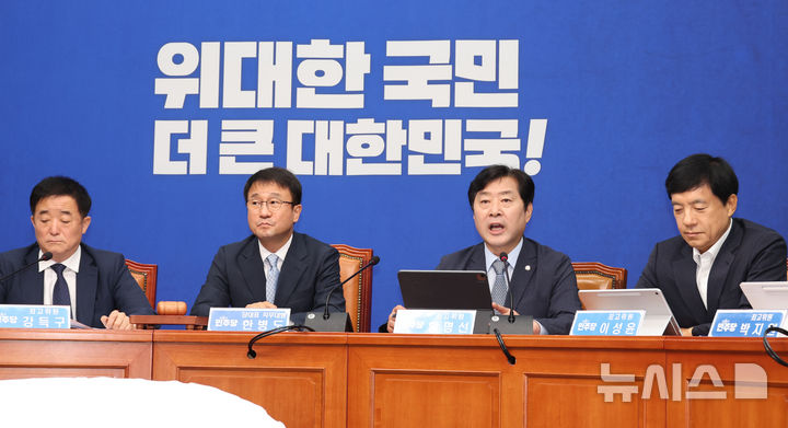 [서울=뉴시스] 최진석 기자 = 황명선 더불어민주당 최고위원이 10일 여의도 국회에서 열린 최고위원회의에서 발언하고 있다. 왼쪽부터 강득구 최고위원, 한병도 대표 직무대행 겸 원내대표, 황 최고위원, 이성윤 최고위원. 2026.07.10. myjs@newsis.com