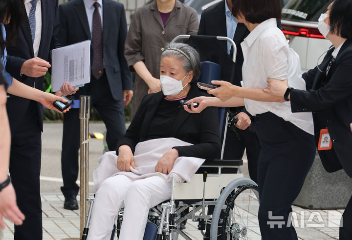 [서울=뉴시스] 홍효식 기자 = 윤석열 정부와의 '정교유착' 혐의로 기소된 한학자 통일교 총재가 10일 서울 서초구 서울중앙지법에서 열린 결심공판에 출석하고 있다. (공동취재) 2026.07.10. photo@newsis.com