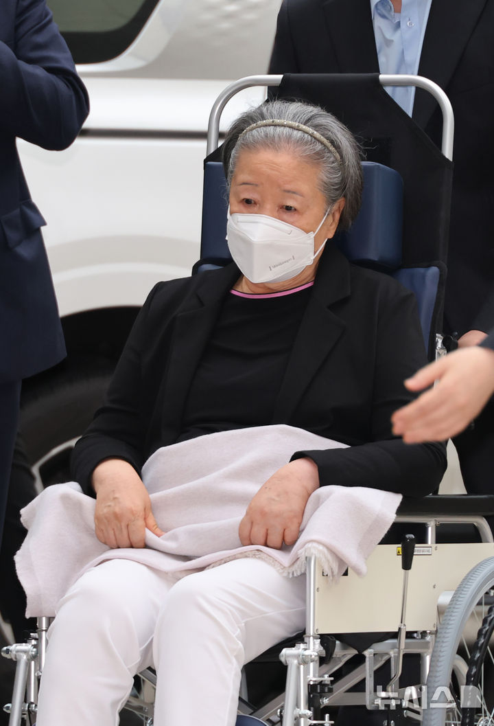 [서울=뉴시스] 홍효식 기자 = 윤석열 정부와의 '정교유착' 혐의로 기소된 한학자 통일교 총재가 10일 서울 서초구 서울중앙지법에서 열린 결심공판에 출석하고 있다. (공동취재) 2026.07.10. photo@newsis.com