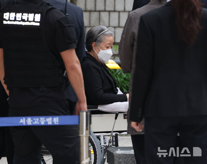 [서울=뉴시스] 홍효식 기자 = 윤석열 정부와의 '정교유착' 혐의로 기소된 한학자 통일교 총재가 10일 서울 서초구 서울중앙지법에서 열린 결심공판에 출석하고 있다. (공동취재) 2026.07.10. photo@newsis.com