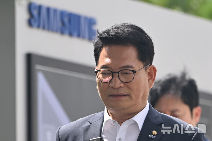 [전남광주=뉴시스] 이영주 기자 = 송영길 더불어민주당 당대표 후보가 10일 오전 광주 광산구 삼성전자 광주사업장에서 사업장을 둘러본 뒤 나오고 있다. 2026.07.10. leeyj2578@newsis.com