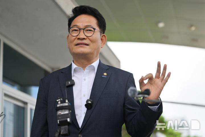 [전남광주=뉴시스] 이영주 기자 = 송영길 더불어민주당 당대표 후보가 10일 오전 광주 광산구 삼성전자 광주사업장 정문에서 삼성전자의 서남권 반도체 산단 투자 계획과 관련한 발언을 하고 있다. 2026.07.10. leeyj2578@newsis.com