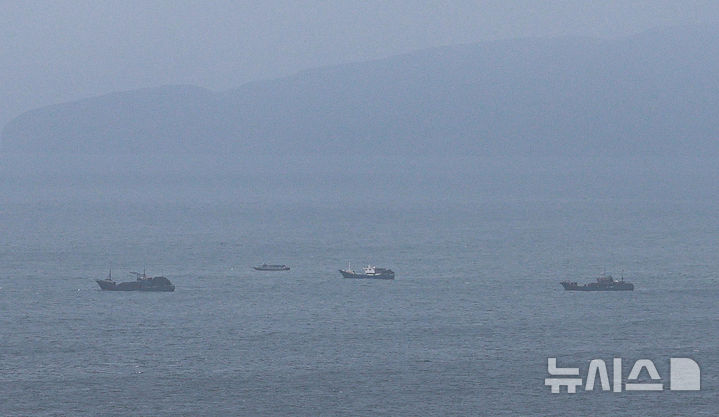 [백령도=뉴시스] 권창회 기자 = 10일 인천 옹진군 백령도 NLL(북방한계선)에서 불법조업하는 중국어선. 2026.07.10. kch0523@newsis.com 사진은 기사 내용과 관계 없음