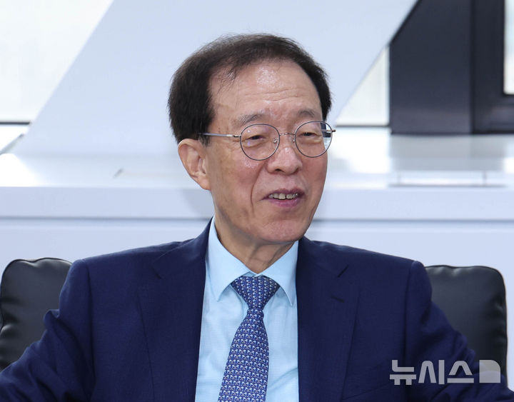 [서울=뉴시스] 조수정 기자 = 이석연 국민통합위원회 위원장이 10일 오전 서울 종로구 정부서울청사에서 마르크 슈파이히 독일 콘라드 아데나워재단 사무총장과 청년세대 갈등 및 사회 통합과 관련 면담을 하고 있다. 2026.07.10. chocrystal@newsis.com