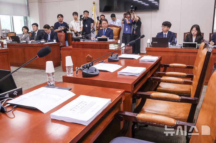 [서울=뉴시스] 정병혁 기자 = 10일 서울 여의도 국회에서 법제사법위원회 법안심사제1소위원회 회의가 열린 가운데 국민의힘 의원들 자리가 비어있다. 2026.07.10. jhope@newsis.com