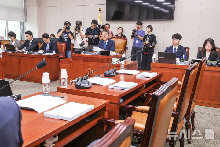 [서울=뉴시스] 정병혁 기자 = 10일 서울 여의도 국회에서 법제사법위원회 법안심사제1소위원회 회의가 열린 가운데 국민의힘 의원들 자리가 비어있다. 2026.07.10. jhope@newsis.com