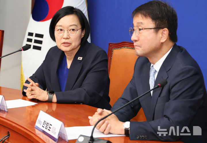 [서울=뉴시스] 최진석 기자 = 한성숙(왼쪽) 국무총리가 10일 여의도 국회에서 한병도 더불어민주당 대표 직무대행 겸 원내대표를 예방해 발언하고 있다. 2026.07.10. myjs@newsis.com