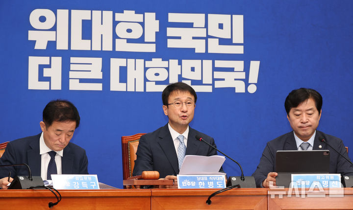 [서울=뉴시스] 최진석 기자 = 한병도 더불어민주당 대표 직무대행 겸 원내대표가 10일 여의도 국회에서 열린 최고위원회의에서 발언하고 있다. 2026.07.10. myjs@newsis.com