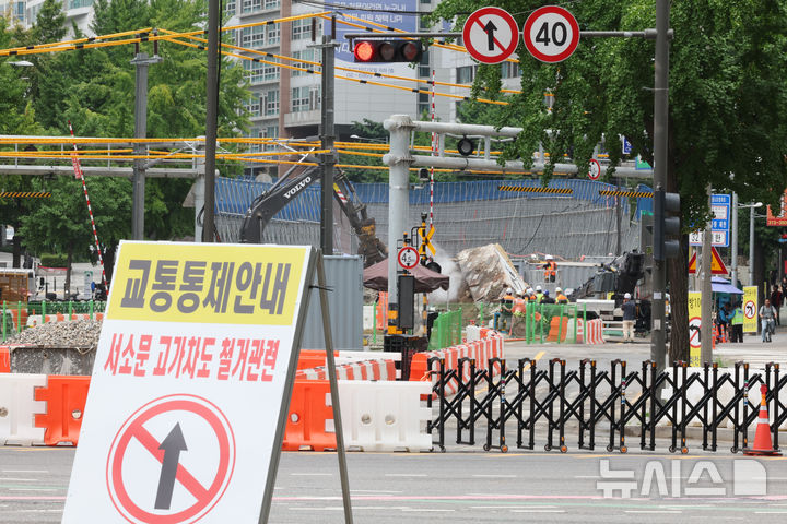 [서울=뉴시스] 김금보 기자 = 10일 오전 서울 중구 서소문 고가 붕괴현장 양측 도로가 통제되고 있다. 서울시는 교각 붕괴 현장에 남은 8번 교각 철거를 완료한 뒤 자정부터 고가차도 양쪽 도로 통행을 재개할 계획이다. 2026.07.10. kgb@newsis.com