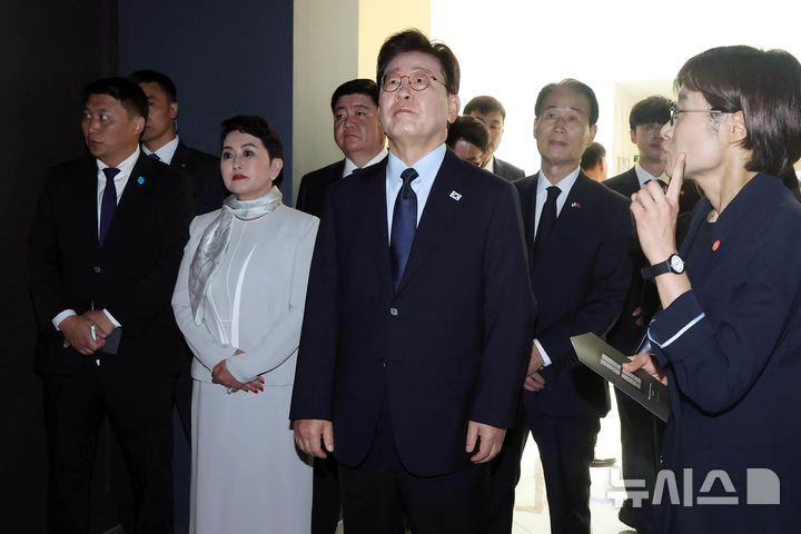 [울란바타르=뉴시스] 조성봉 기자 = 몽골을 국빈 방문한 이재명 대통령이 10일(현지 시간) 울란바타르 이태준 기념공원 내 기념관에서 전시물을 살펴보고 있다. 대암 이태준 선생은 항일 독립운동가이자 몽골 마지막 황제의 어의로 울란바타르에서 활약했다. 2026.07.10. suncho21@newsis.com