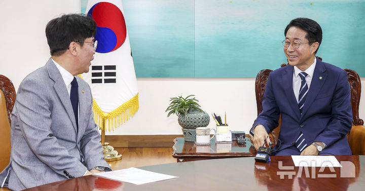 [서울=뉴시스] 정병혁 기자 = 조정식 국회의장이 10일 서울 여의도 국회 집무실에서 김영훈 고용노동부 장관과 만나 대화를 나누고 있다. 2026.07.10. jhope@newsis.com