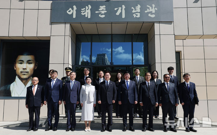 [울란바타르=뉴시스] 조성봉 기자 = 몽골을 국빈 방문한 이재명 대통령이 10일(현지 시간) 울란바타르 이태준 기념공원을 찾아 헌화한 뒤 참석자들과 기념촬영을 하고 있다. 대암 이태준 선생은 항일 독립운동가이자 몽골 마지막 황제의 어의로 울란바타르에서 활약했다. 2026.07.10. suncho21@newsis.com