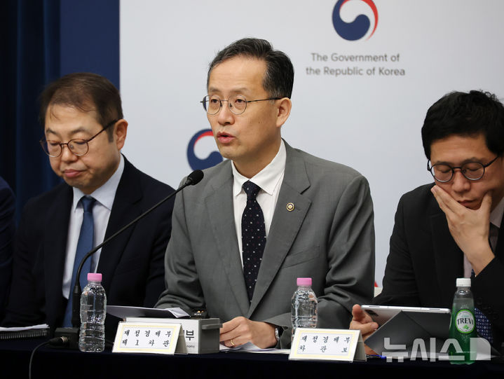 [세종=뉴시스] 배훈식 기자 = 이형일 재정경제부 제1차관이 10일 오전 세종시 정부세종청사에서 2026년 하반기 경제성장전략 상세 브리핑을 하고 있다. 2026.07.10. dahora83@newsis.com