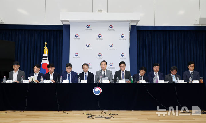 [세종=뉴시스] 배훈식 기자 = 이형일(왼쪽 여섯번째) 재정경제부 1차관이 지난 10일 오전 세종시 정부세종청사에서 2026년 하반기 경제성장전략 상세 브리핑을 하고 있다. 2026.07.10. dahora83@newsis.com