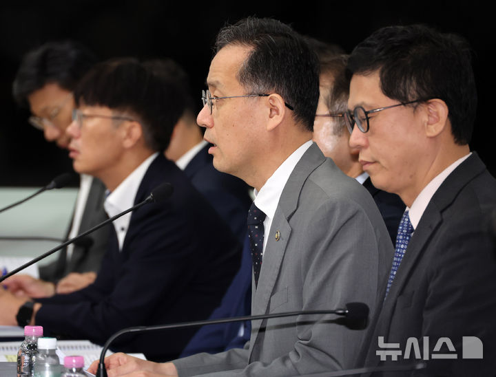 [세종=뉴시스] 배훈식 기자 = 이형일 재정경제부 제1차관이 10일 오전 세종시 정부세종청사에서 2026년 하반기 경제성장전략 상세 브리핑을 하고 있다. 2026.07.10. dahora83@newsis.com