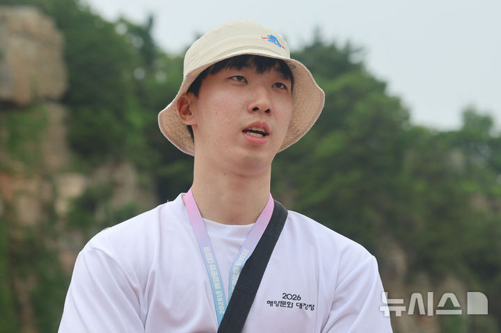 [백령도=뉴시스] 권창회 기자 = 2026 해양문화 대장정에 참가한 안준서 학생이 10일 인천 옹진군 백령도 용기포항여객터미널에서 뉴시스와 인터뷰 하고 있다. 해양수산부가 주최하고 한국해양재단이 주관하는 이번 '2026 해양문화대장정'은 대학생들에게 해양문화 탐방 기회를 제공해 해양에 대한 긍정적인 인식을 높이고, 해양문화에 대한 이해와 관심을 도모하기 위해 마련됐다. 8일부터 17일까지 9박10일 일정으로 진행된다. 2026.07.10. kch0523@newsis.com