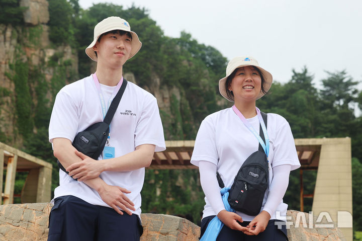 [백령도=뉴시스] 권창회 기자 = 2026 해양문화 대장정에 참가한 안준서(왼쪽), 이수민 학생이 10일 인천 옹진군 백령도 용기포항여객터미널에서 뉴시스와 인터뷰 하고 있다. 해양수산부가 주최하고 한국해양재단이 주관하는 이번 '2026 해양문화대장정'은 대학생들에게 해양문화 탐방 기회를 제공해 해양에 대한 긍정적인 인식을 높이고, 해양문화에 대한 이해와 관심을 도모하기 위해 마련됐다. 8일부터 17일까지 9박10일 일정으로 진행된다. 2026.07.10. kch0523@newsis.com