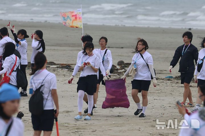 다같이 해변쓰레기 주워요