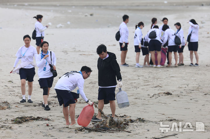 플로깅 하는 해양문화대장정 대원들