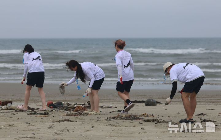 [백령도=뉴시스] 권창회 기자 = 2026 해양문화 대장정에 참가한 대학생들이 10일 인천 옹진군 백령도 사곶해수욕장에서 플로깅을 하고 있다.해양수산부가 주최하고 한국해양재단이 주관하는 이번 '2026 해양문화대장정'은 대학생들에게 해양문화 탐방 기회를 제공해 해양에 대한 긍정적인 인식을 높이고, 해양문화에 대한 이해와 관심을 도모하기 위해 마련됐다. 8일부터 17일까지 9박10일 일정으로 진행된다. 2026.07.10. kch0523@newsis.com