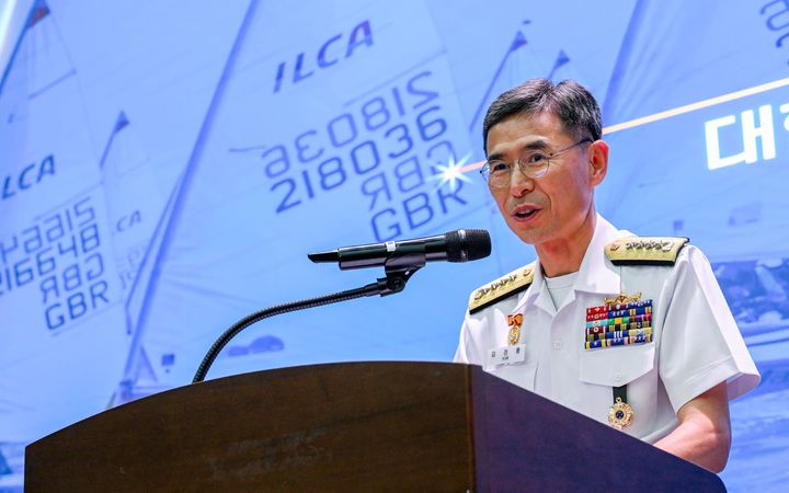 [서울=뉴시스] 김경률 해군참모총장이 10일 충남 보령시 보령머드테마파크에서 열린 제24회 해군참모총장배 전국요트대회 개막식에서 대회사를 하고 있다. (사진=해군 제공) 2026.07.10. photo@newsis.com *재판매 및 DB 금지