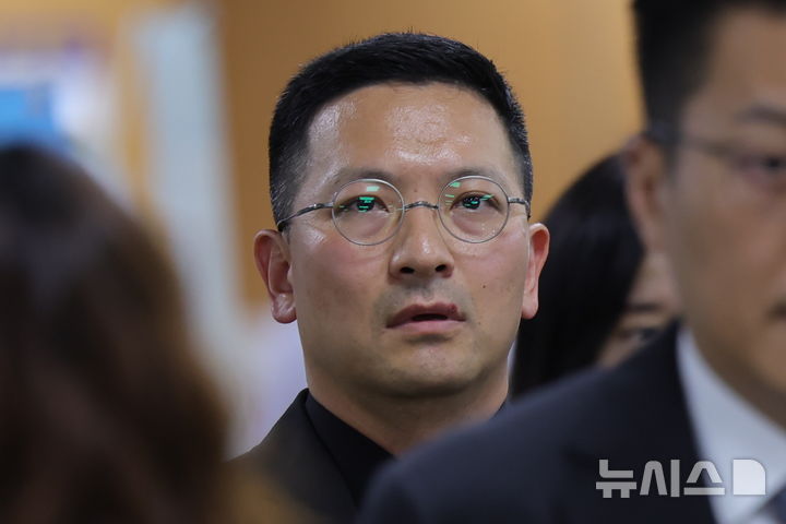 [서울=뉴시스] 홍효식 기자 = 염보현 군검사(소령)가 10일 서울 서초구 서울고등법원에서 열린 박정훈 전 해병대 수사단장 허위 구속영장작성 혐의 관련 항소심 1차 공판에 출석하고 있다. 2026.07.10. photo@newsis.com