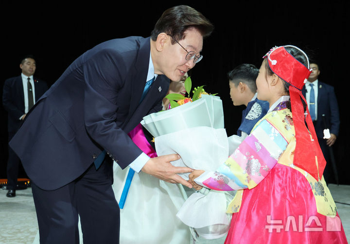 [울란바타르=뉴시스] 조성봉 기자 = 몽골을 국빈 방문한 이재명 대통령이 10일(현지 시간) 울란바타르 한 호텔에서 열린 동포 오찬 간담회에서 화동에게 꽃다발을 받고 있다. 2026.07.10. suncho21@newsis.com